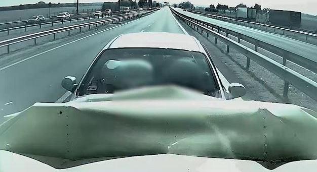 Ezért van szükség az energiaelnyelőkre az autópályákon: két dobozt is ripityára törtek – videó