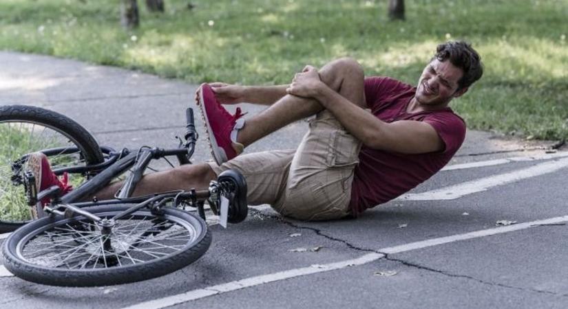 Parkoló autónak hajtott a figyelmetlen bringás