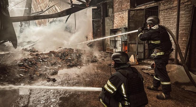 Tömeges, kombinált légicsapás érte Ukrajnát (VIDEÓ)