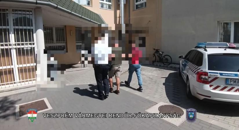 Nemi szervét mutogatta egy férfi két Balaton-parti településen (videó!)