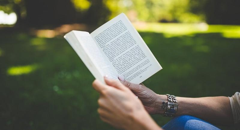 Megdöbbentő módon a TikTok segített a könyvolvasáson: hasít a BookTok