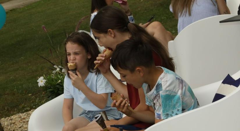 Ingyen fagyit osztanak a Balaton körül – Csak keresned kell!
