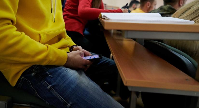A puskázást akarta megakadályozni, eljárás indult az egyetemi tanár ellen
