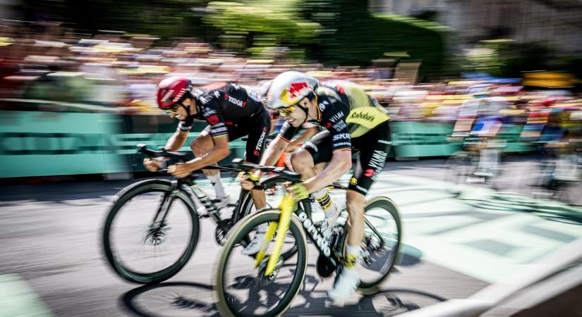 Diadalittasan ünnepelte győzelmét a Tour de France francia versenyzője, aki nem vette észre, hogy ketten is megelőzték (videóval)