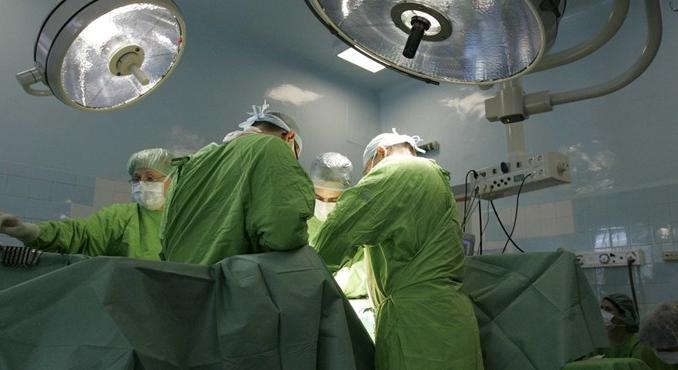 Újabb orvosi áttörés: Kettős váll- és karátültetést végeztek Franciaországban