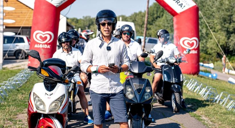 Motorral indult, lovaskocsival érkezett Magyar Péter a Hortobágyra