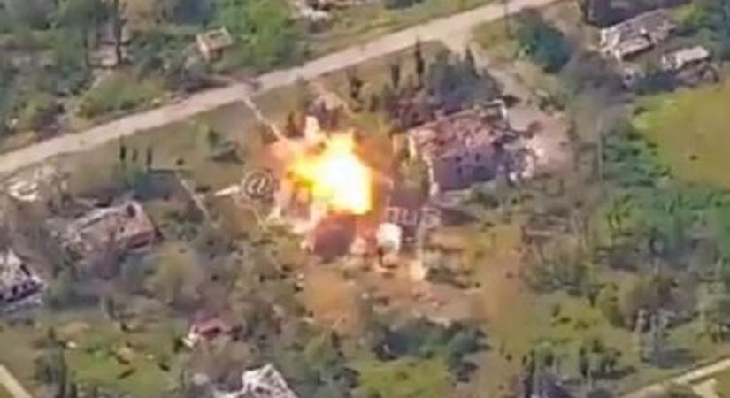 Brutális videón, ahogy egy kétmázsás ukrán bomba csapódik be az orosz állások közé