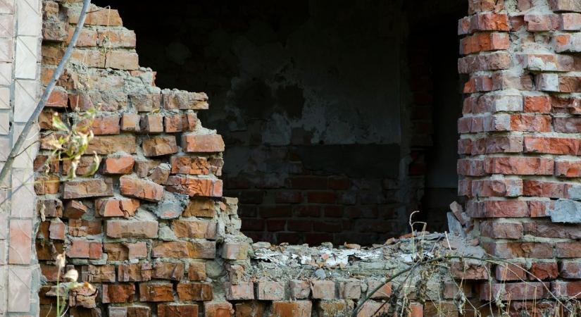 Rémült hívás érkezett a segélyhívóra, a bejelentő szerint nyöszörgést hallanak egy romos épületből