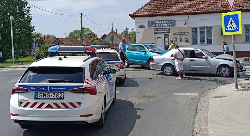 Csúnya balesethez riasztották a mentőket, három embert szállítottak kórházba – videóval