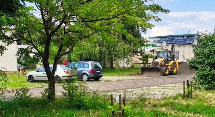 Aszfaltoznak a parkolókban – itt biztosan nem lehet megállni egy darabig