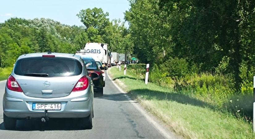 Torlódás van a 85-ös főúton Ikrény és a győri autópálya felhajtó között