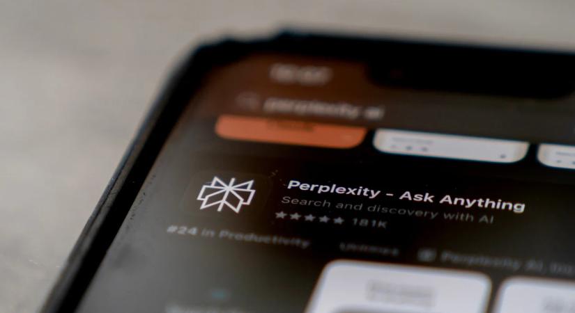 AI-alapú böngészőt telepítenének gyárilag az új mobilokra