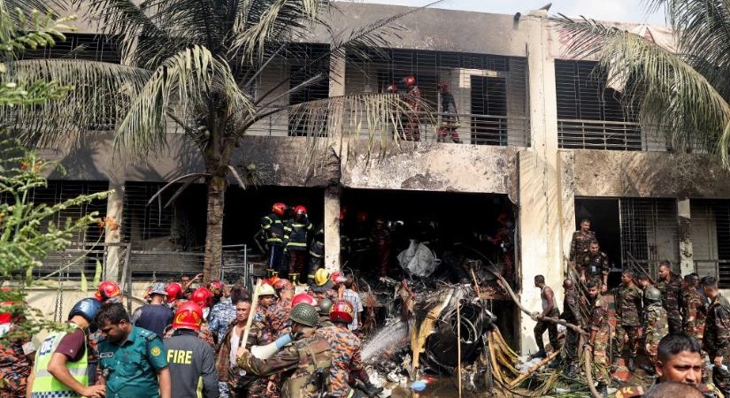 Iskolára zuhant egy repülő Bangladesben, közel 20 ember meghalt