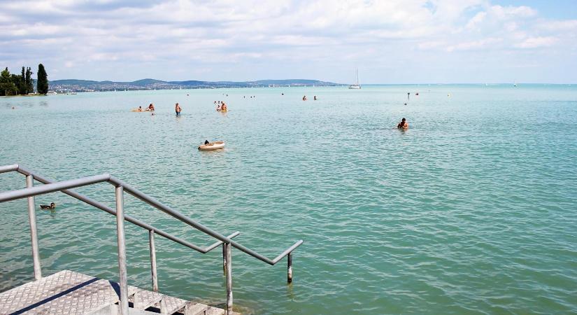 Fiatal férfi halt meg a Balatonban