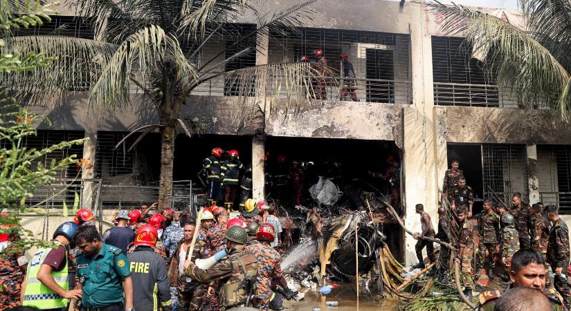 Legkevesebb 19-en meghaltak, amikor iskolára zuhant egy katonai repülőgép Bangladesben