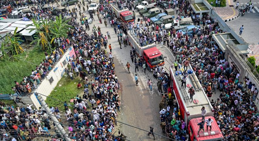 Legalább 19-en meghaltak, amikor iskolára zuhant a bangladesi légierő gyakorlógépe Dakkában