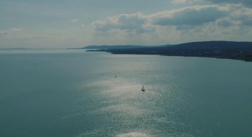 TRAGÉDIA: Vízbe esett és meghalt egy fiatal a Balatonon