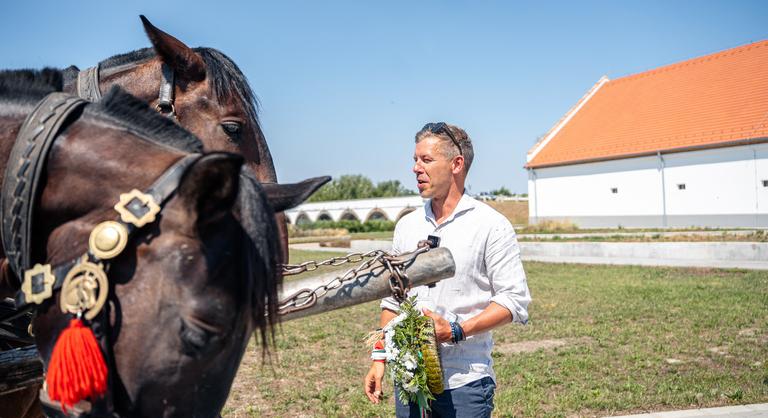 Szokatlan közlekedési módot választva érkezett a Hortobágyra Magyar Péter