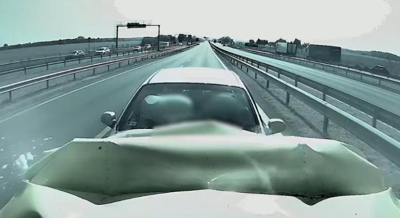 Fényes nappal, fékezés nélkül szállt bele a terelésbe az M4-esen!