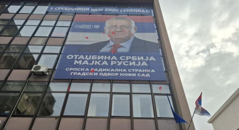 A felügyelőség elrendelte az eltávolítást, Šešelj képe mégis tovább „ékesíti” a székvárosi épületet