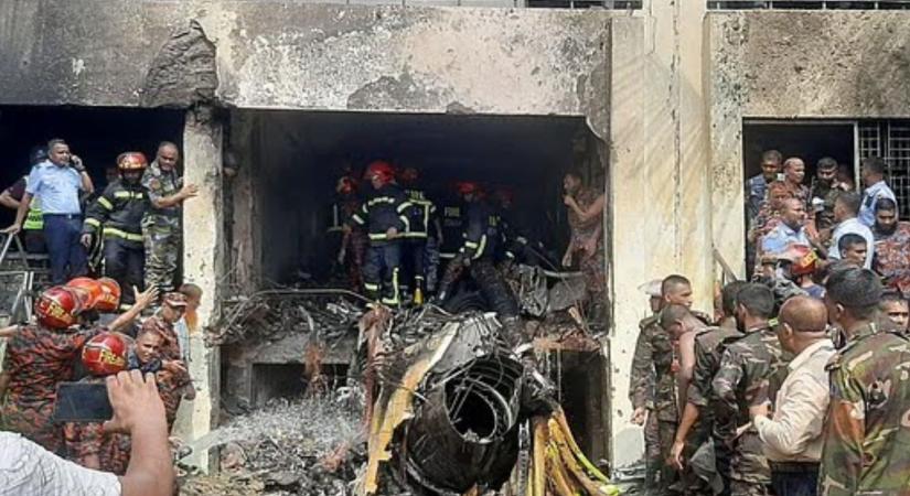 Egy iskolába csapódott a légierő gépe Bangladesben
