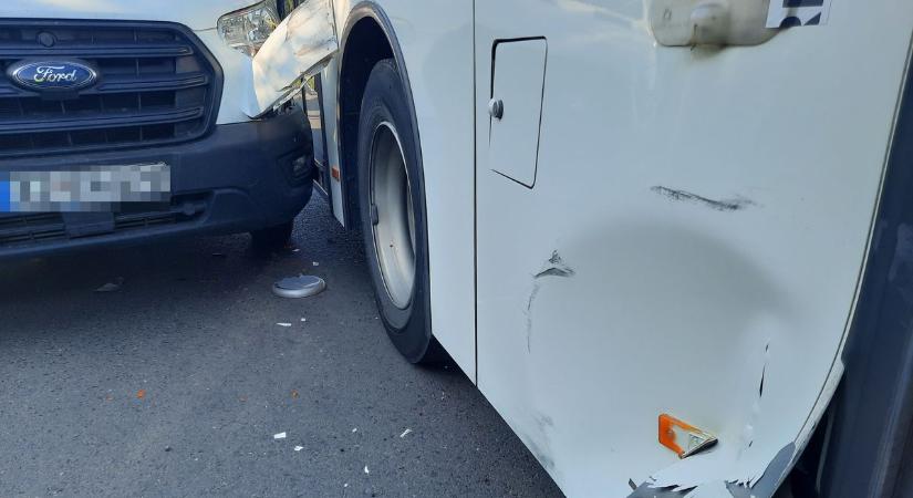 Kisteherautó és egy volánbusz ütközött Nyíregyházán
