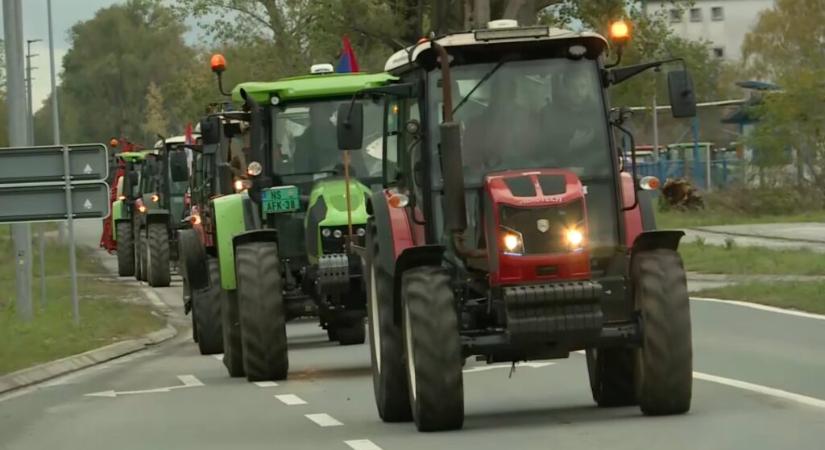 Traktorokkal mentek a gazdák az étteremhez, amelyben a község vezetői dáridóztak