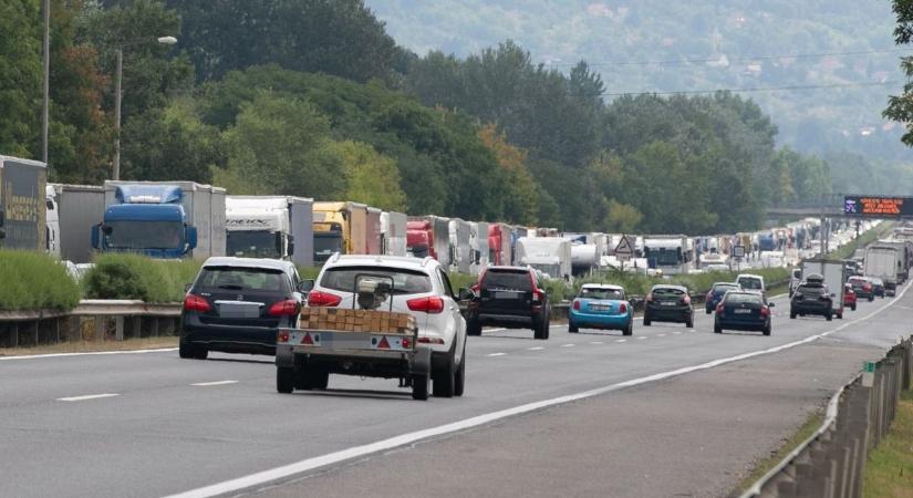 Kamionborulás és karambol: már több kilométeres a dugó az M1-esen