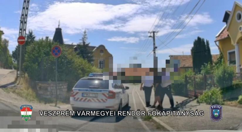 Megdöbbentő: egy kislányt bámult a férfi, akinek kilátszott a nemi szerve a nadrágjából