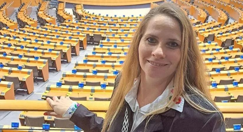 Botrány a Tisza Pártban: Magyar Péter pornósztár koordinátora az első sorban parádézik