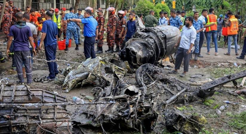 Sokan meghaltak, amikor egy iskolára zuhant a légierő gyakorlógépe Banglades fővárosában (videókkal)