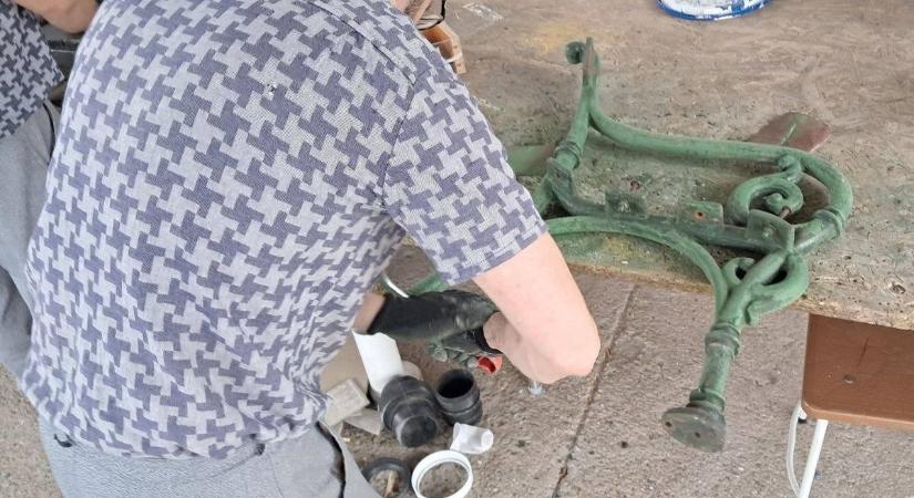 Büntetésből közösségi szolgálat, fogvatartottak tették rendbe a halasi parkok padjait
