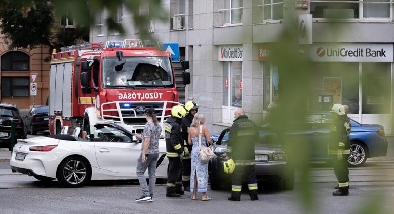 Két személyautó ütközött a Bécsi úton, több villamos sem közlekedik egy szakaszon