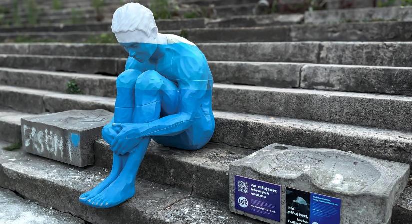 Helyreállították a Duna-parton lefejezett szomorú férfi szobrát