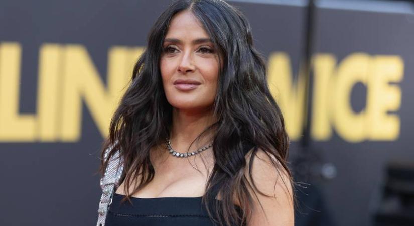 Az 58 éves Salma Hayek falatnyi bikiniben a címlapon: leesel a székről, ha ezt a képet meglátod róla