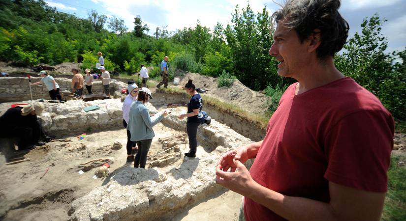 A régészet ősatyjainak ásónyomain haladva tárják fel Kiskunlacháza Árpád-kori templomát