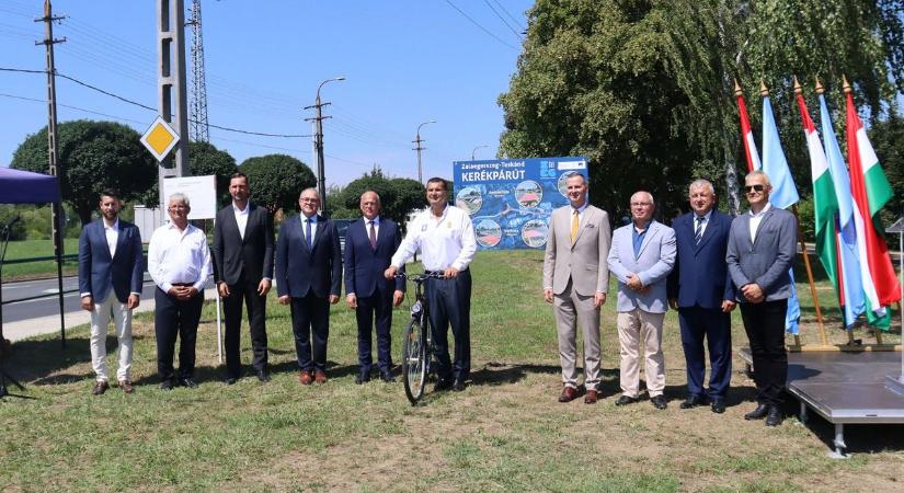 A mozgás örömét biztosítja – átadták a város és a szomszéd falu között megépült kerékpárutat (galéria, videó)