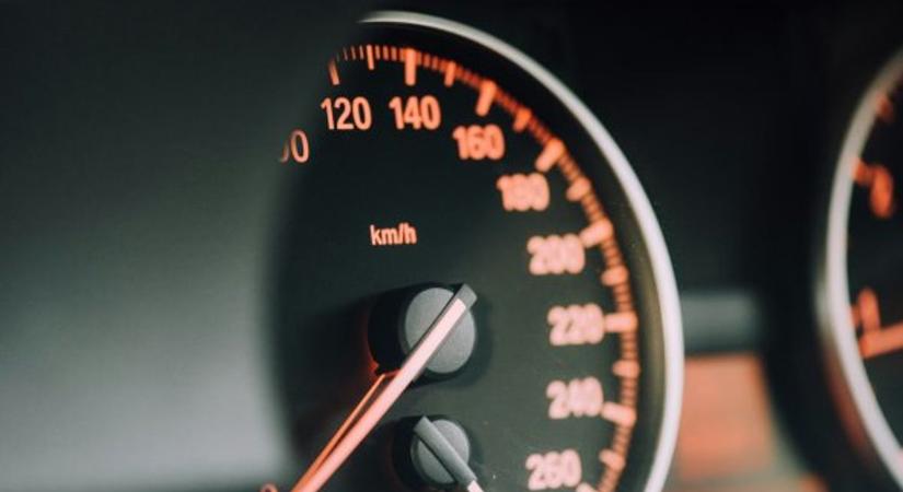 Tényleg tilos 60 km/h alatt autópályán haladni? – Így értelmezd helyesen a KRESZ-t!
