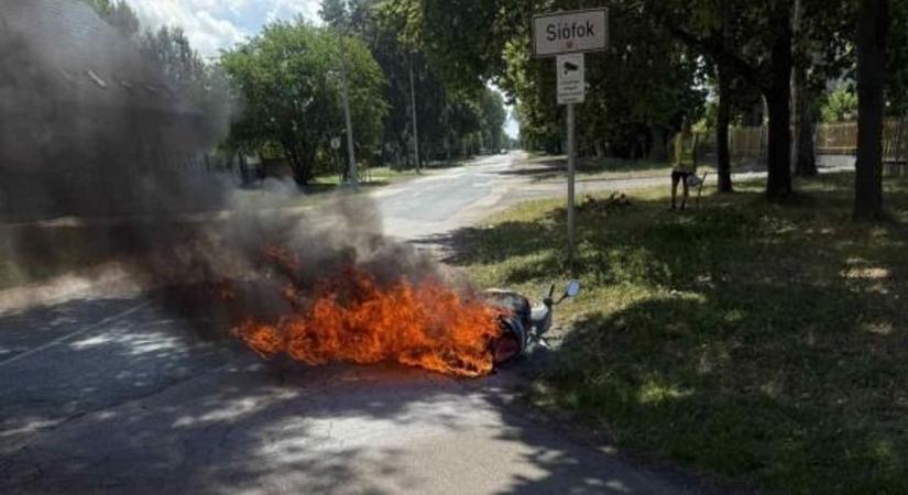 Kigyulladt egy segédmotor-kerékpár Siófokon