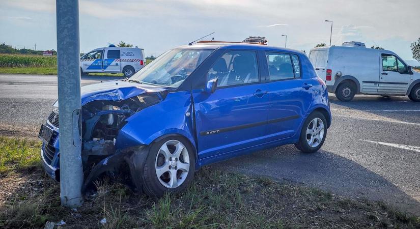 Rosszul lett a sofőr, oszlopnak csapódott egy autó Szombathely határában - helyszíni fotók