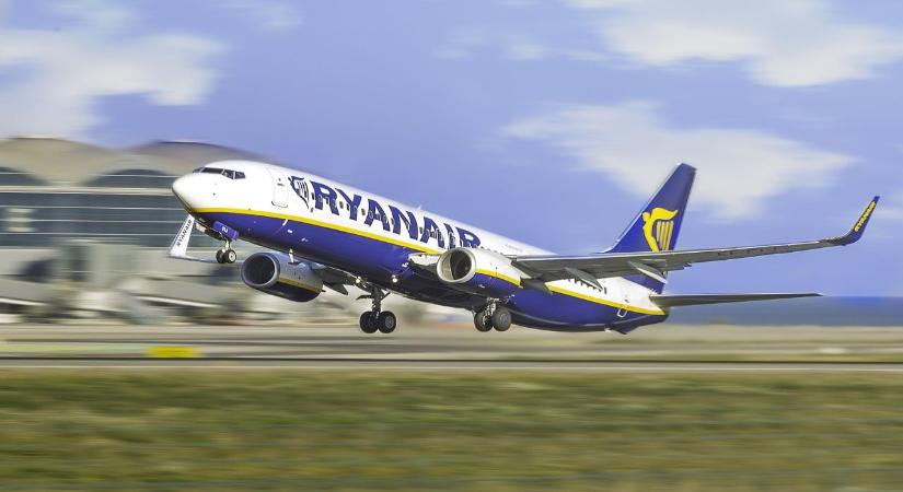 Növeli az alkalmazottaknak fizetett bónuszt a Ryanair, ha túlméretes csomagot szúrnak ki
