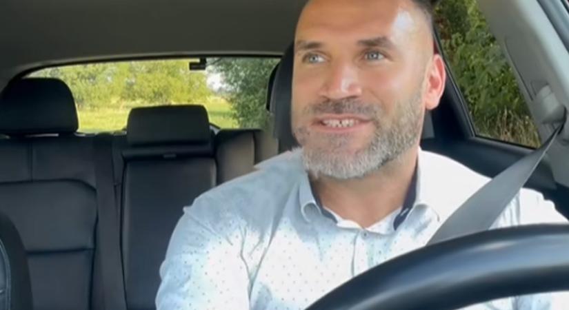 „Menjek én is az előttem lévő seggébe, és legyek az ostobaság jelképe?” – verssel üzennek a bunkó autósoknak