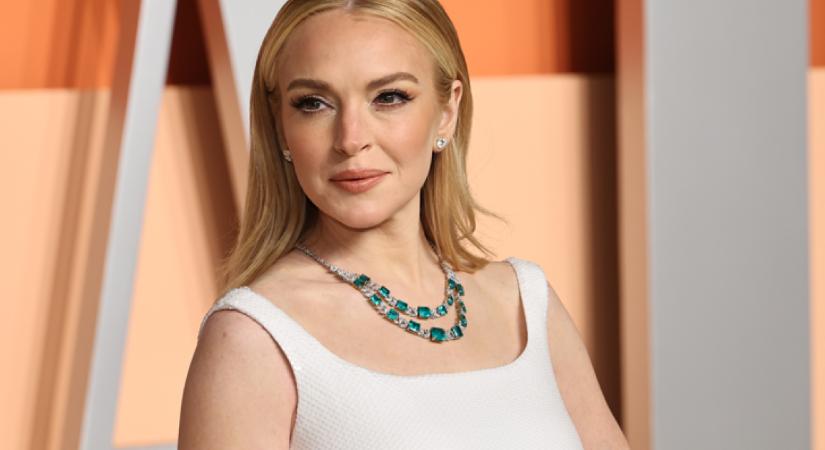 Lindsay Lohan álomszerű virágos ruhájánál ma már aligha látsz szebbet