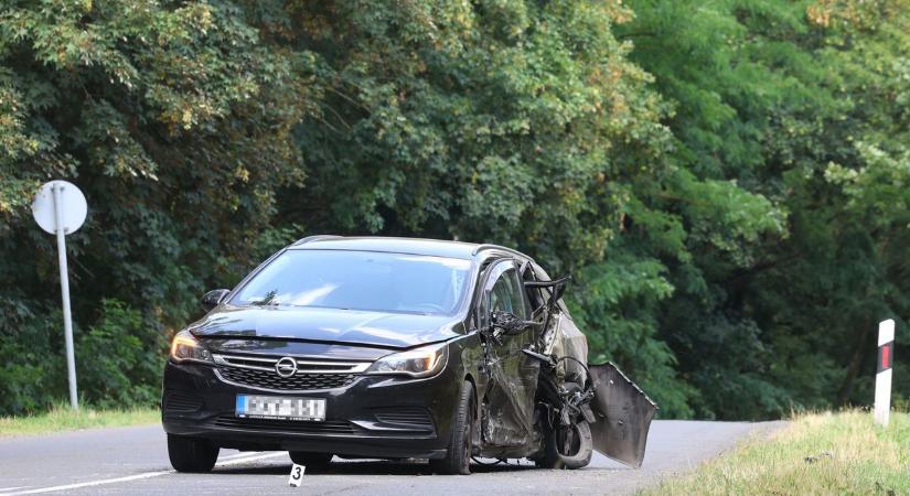 Személyautóval ütközött egy mentő a 22-es főúton