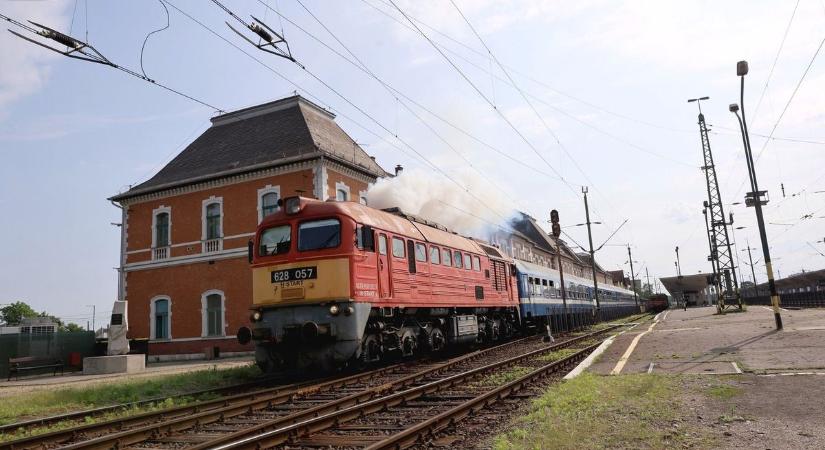 Rémálom a síneken: leállt a személyvonat, pótlóbusz viszi tovább az utasokat Borsodban!