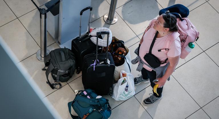 Új intézkedést vezetne be a Ryanair, bónuszt kapnának a dolgozóik, ha lecsapnak egy túlméretes csomagra