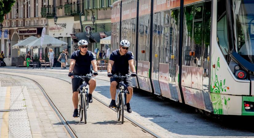 Menekülő motorost csíptek fülön a két keréken érkező rendészek - fotók, videó!