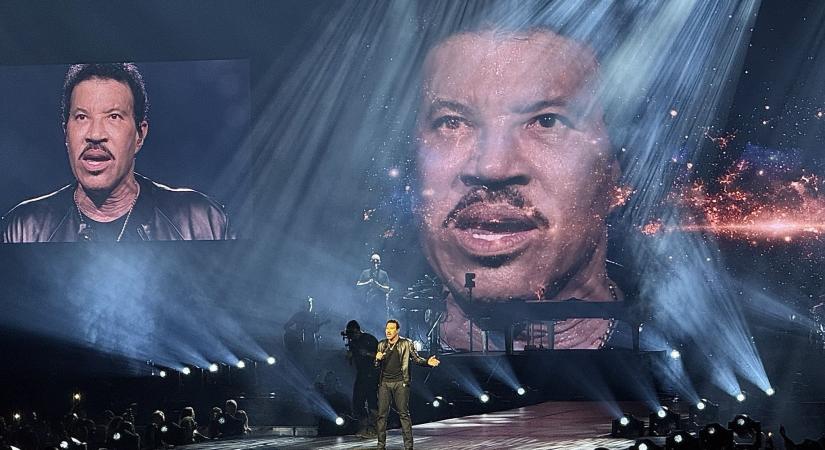 Zenében zseni és a stand upban is profi – Lionel Richie újra Budapesten koncertezett
