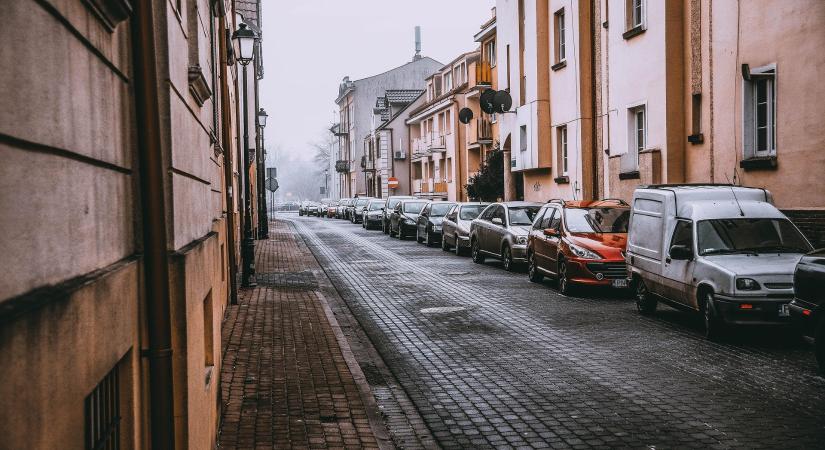 Újra visszatér a kijárási tilalom! Ebben a városban mostantól nem léphetnek utcára este 9 és reggel 6 között a 16 éven aluliak