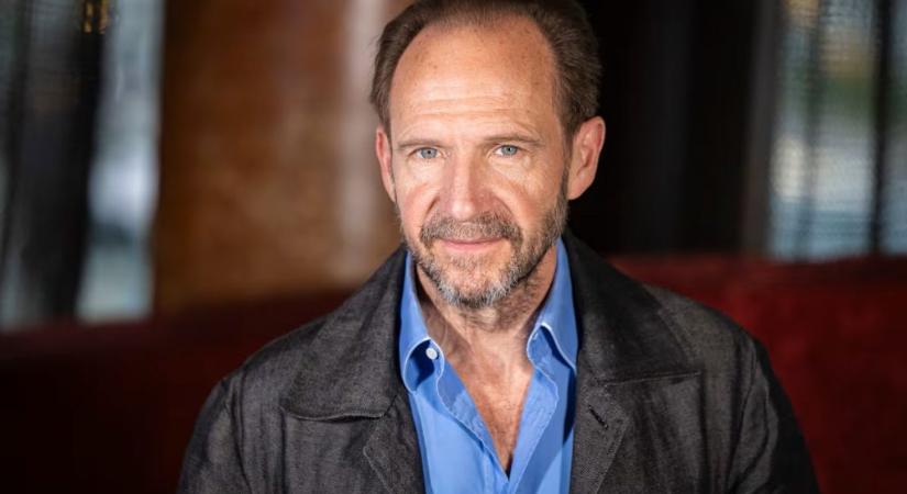 Durván kigyúrta magát a Harry Potter-mozik Voldemortja, a 62 éves Ralph Fiennes – fotó